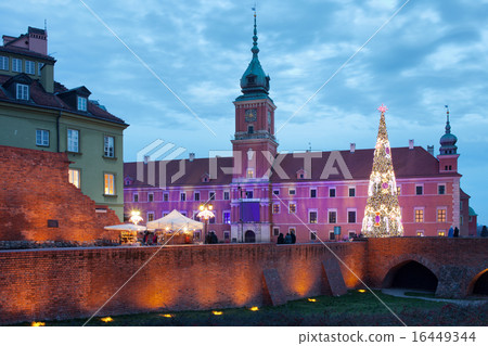 Royal Palace in the Old Town of Warsaw 16449344