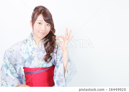 簽署好的yukata長袍的一名婦女 16449928
