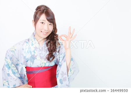 簽署好的yukata長袍的一名婦女 16449930