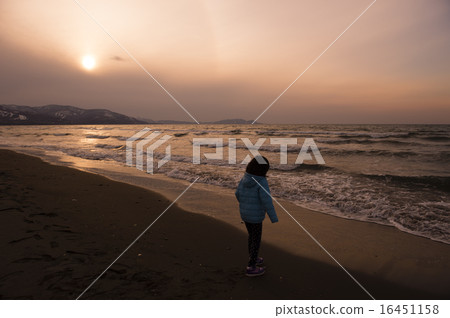 Sea and child's silhouette (walk) 16451158