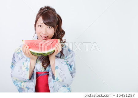 Yukata的婦女吃西瓜夏天的 16451287