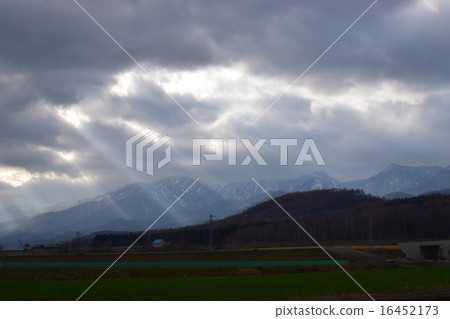 Sunlight to pour on the mountain 16452173