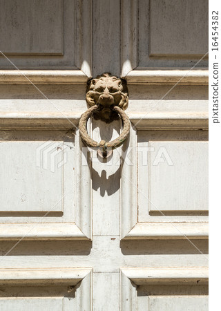 Door knocker, handle -  lion head 16454382