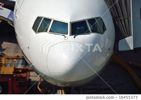 飛機的圖像停住在機場 16455373
