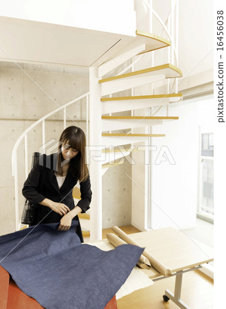 清除設計文件的女性 16456038