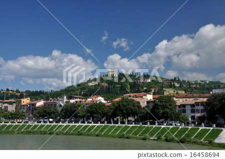 沿維羅納阿迪傑河的風景 16458694