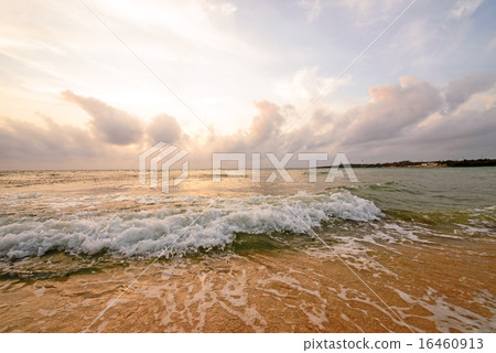 Evening beach and splashes, Okinawa 16460913