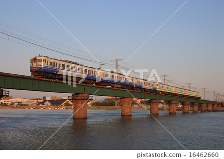 越後線115系列6輛汽車穿越信濃川大橋 16462660