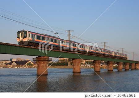 Echigo Line E129 system crossing the Shinanogawa Bridge (6 cars: at the time of appearance) 16462661