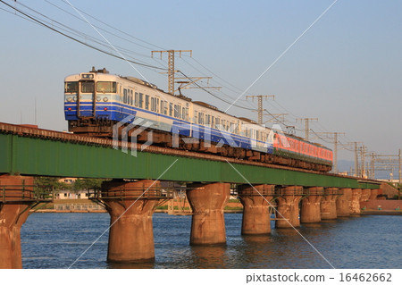 Echigo Line 115 series 6 cars crossing the Shinanogawa bridge 16462662