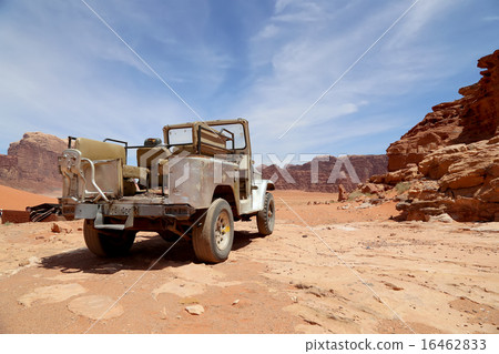 Car in the Wadi Rum Desert --southern Jordan 16462833