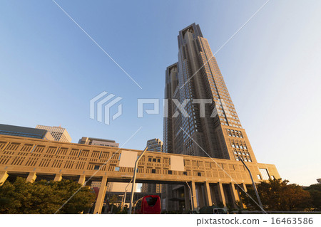 我抬頭看著落日的東京都政府辦公室 我抬頭看著落日的東京都政府辦公室 16463586