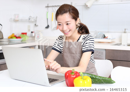 A housewife looking for recipes online 16465315