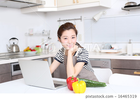 A housewife looking for recipes online 16465319