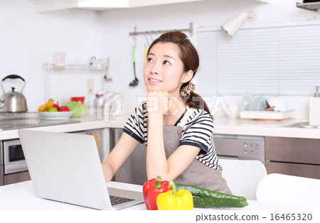 A housewife looking for recipes online 16465320