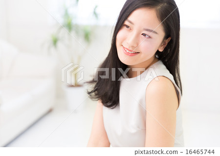 放鬆在屋子裡的婦女 16465744