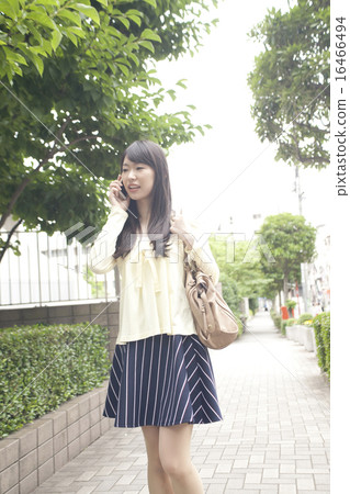 A woman who makes a phone call by cell phone 16466494