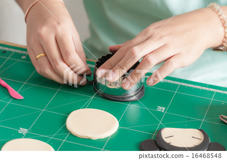 Making of fondant cake 16468548