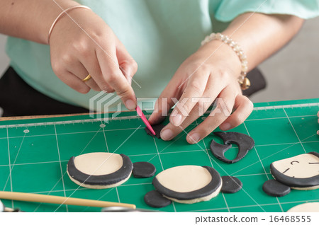 Making of fondant cake 16468555