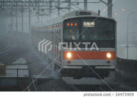 武藏野線(舞濱站)因大雨而停運 武藏野線(舞濱站)因大雨而停運 16473909