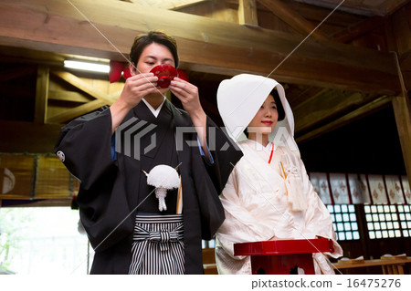 wedding sake, bridal couple, bride and groom 16475276