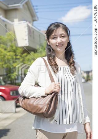 走在住宅區的中間女性 走在住宅區的中間女性 16476196