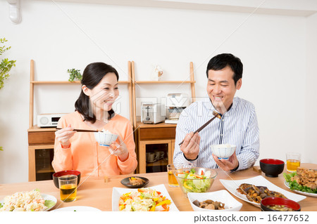 Middle couple (meal) Middle couple (meal) 16477652