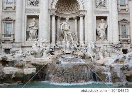 Trevi Fountain Frontal · Close 16484875