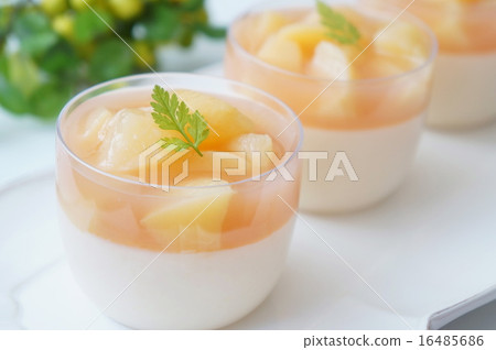 Peach mousse 16485686