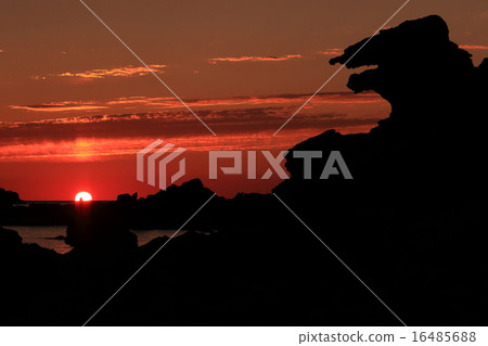 哥斯拉岩石和日落 16485688