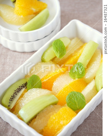 Citrus fruit marinade (vertical position high angle) 16487321