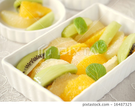 Citrus fruit marinated linen background (horizontal position) 16487325