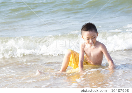 Fun sea bath summer vacation image sit Fun sea bath summer vacation image sit 16487998