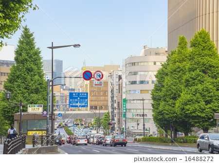 Kudanshita intersection where Yasukuni Street and Uchihigori street intersect (Chiyoda Ward, Tokyo) 16488272