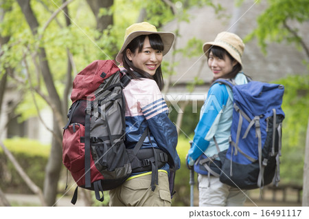 A young woman climbing 16491117