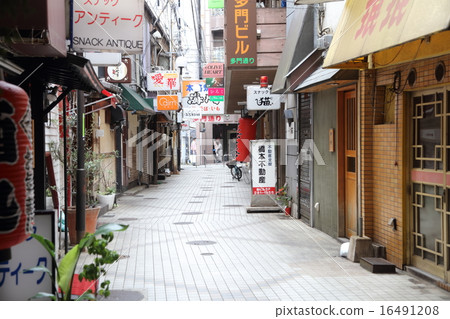 Multi-way street 16491208