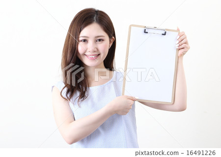 A young lady with a clipboard 16491226