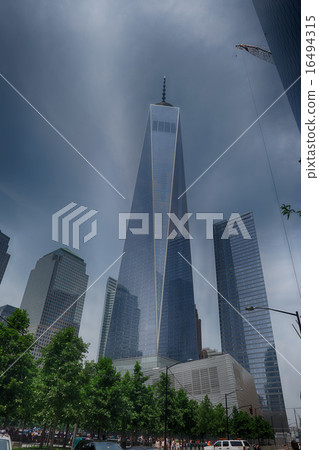 people near freedom tower and 9/11 16494315