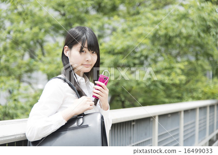 婦女在手機上聽音樂 16499033