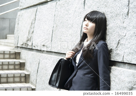 穿西裝的女人 16499035