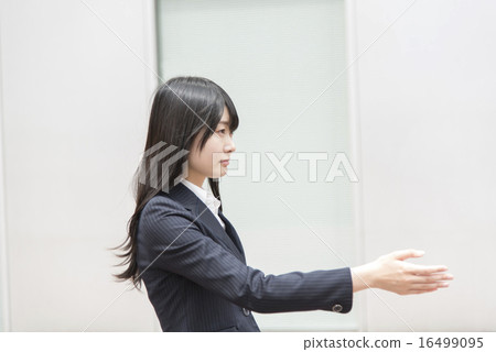 一個女人穿著西裝與她的雙手 16499095