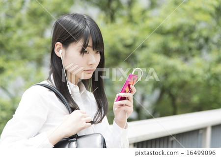 婦女在手機上聽音樂 16499096