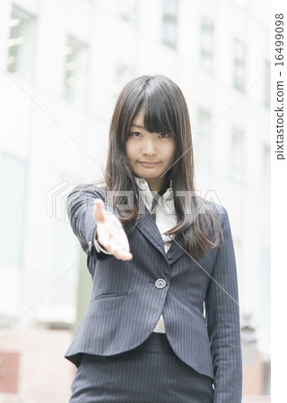 穿出一隻手的衣服的一名婦女 16499098