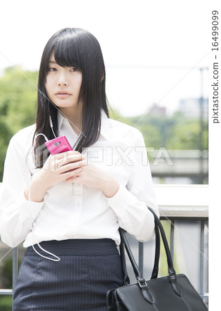 酷商務女人在手機上聽音樂 16499099