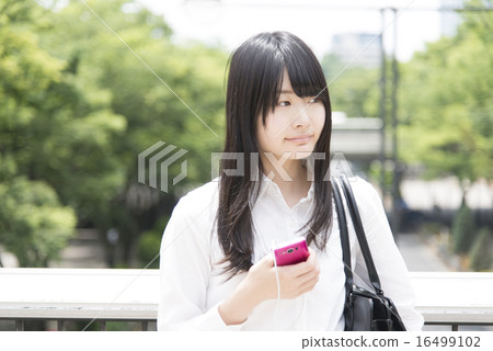 酷商務女人拿著手機 16499102