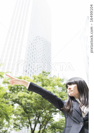 指著手指的西裝的女人 16499104