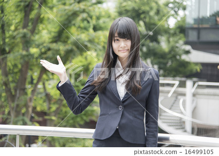 穿西裝的女人 16499105