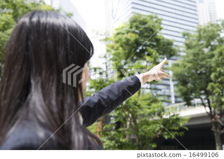 指著手指的西裝的女人 16499106