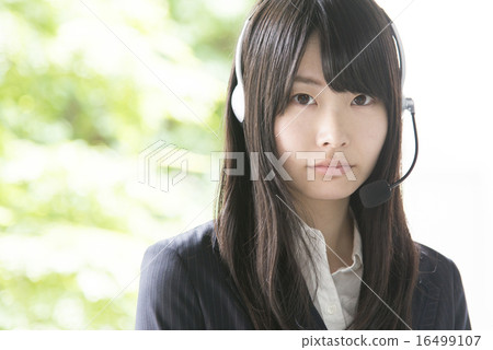 戴著耳機的西裝的女人 16499107
