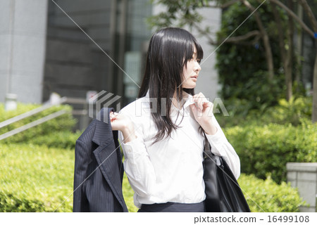 一個女人與西裝外套 16499108